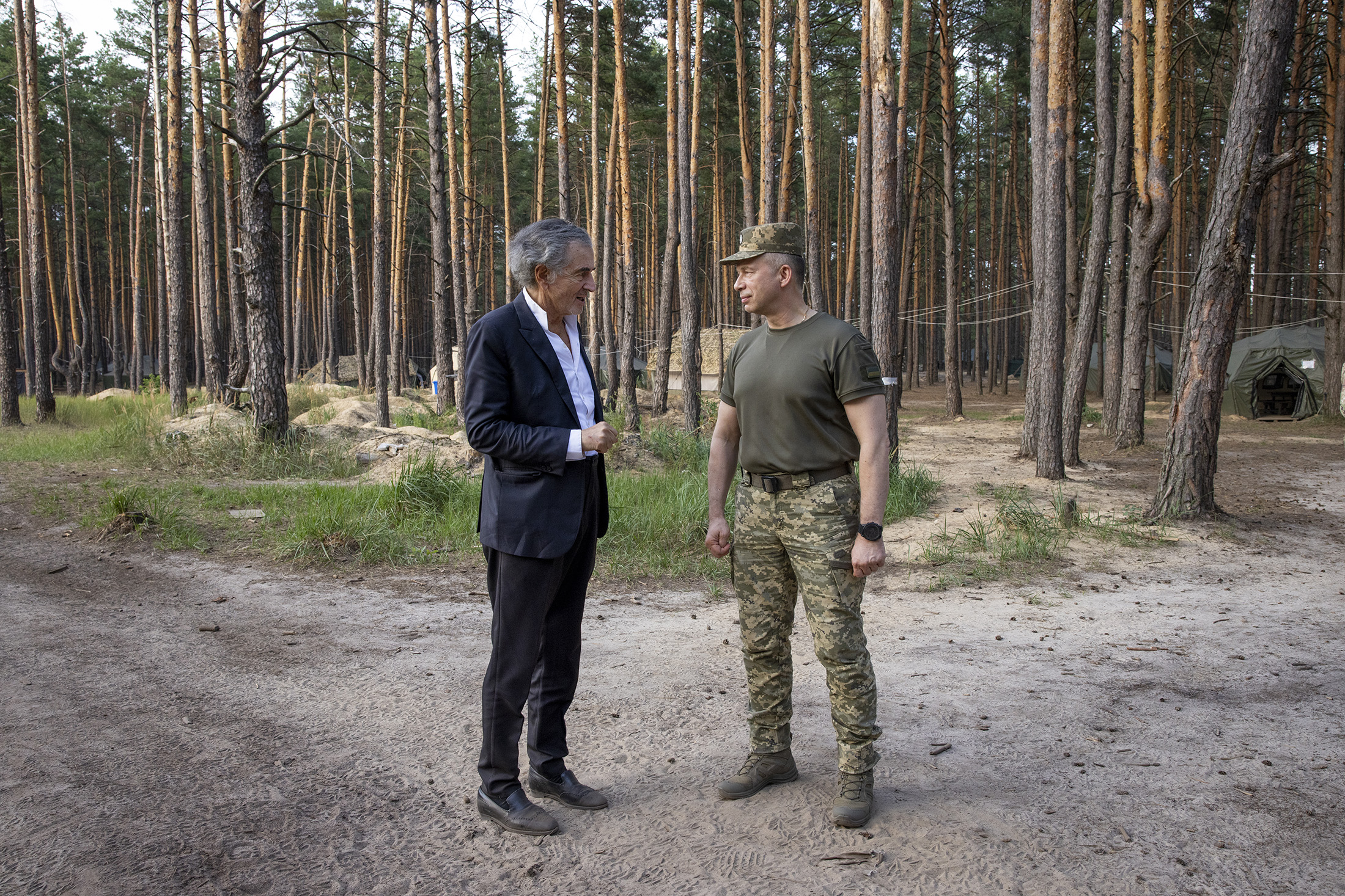 BHL et le général Oleksandr Syrsky dans un camp militaire en forêt.