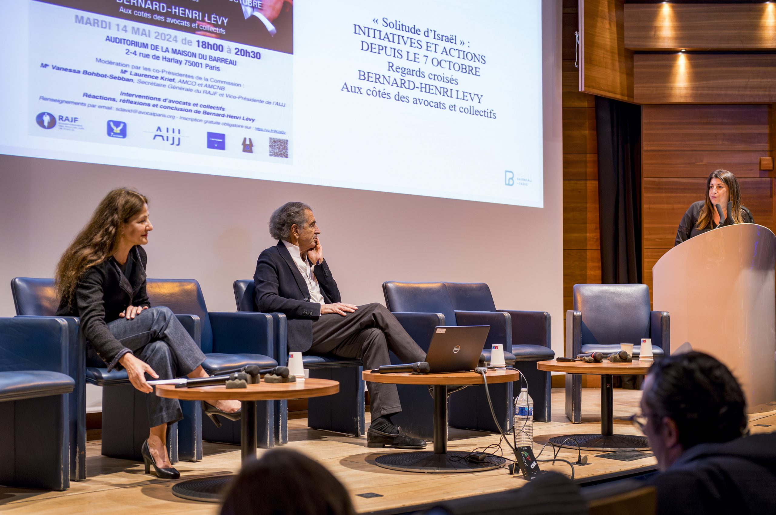 Intervention de Me Vanessa Sebban-Boboth, à l'auditorium de la Maison du Barreau, sous les regards de Me Laurence Krief et Bernard-Henri Lévy.