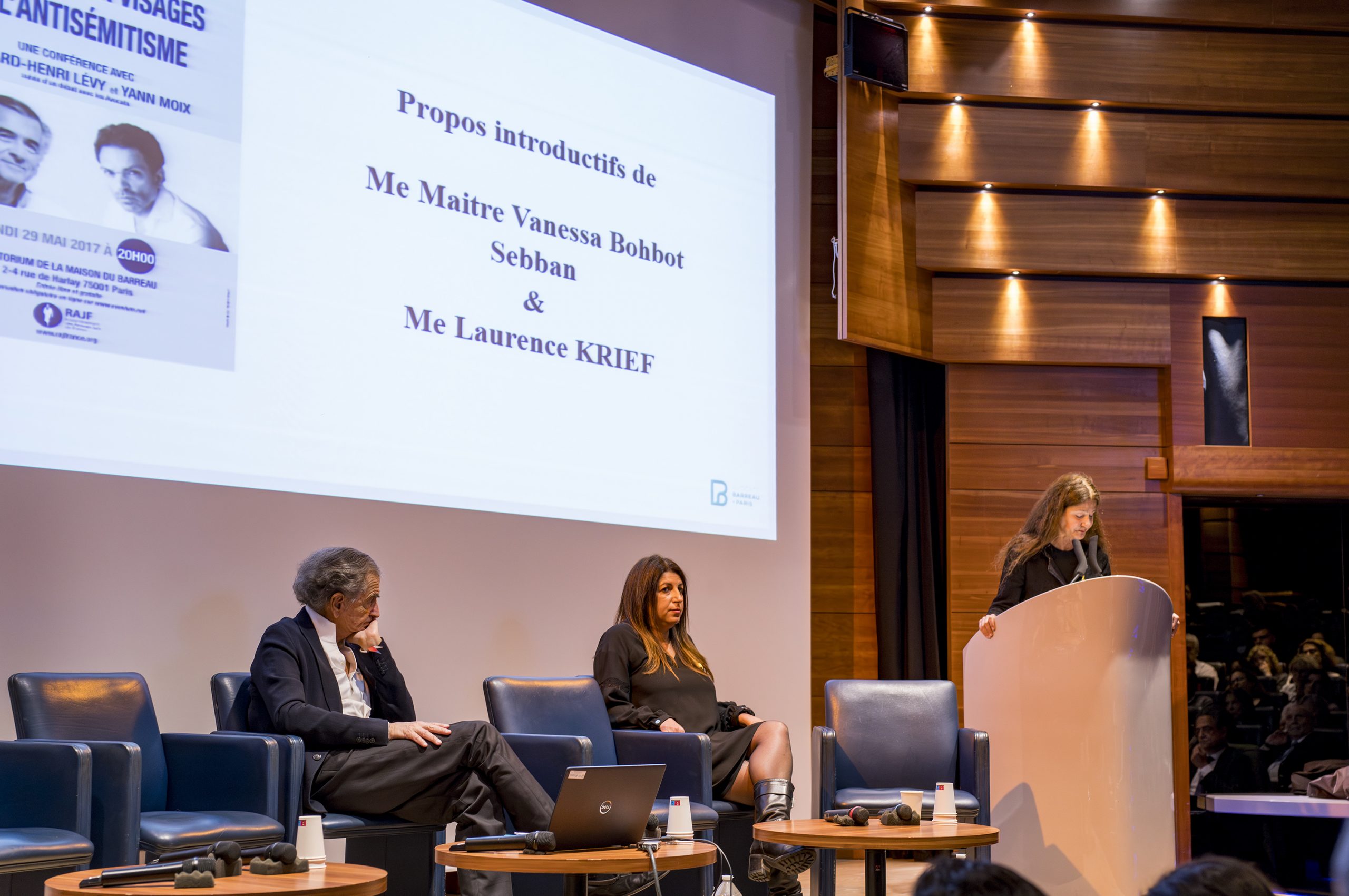 Bernard-Henri Lévy, Me Vanessa Sebban-Boboth, Me Laurence Krief au micro, à l'auditorium de la Maison du Barreau.