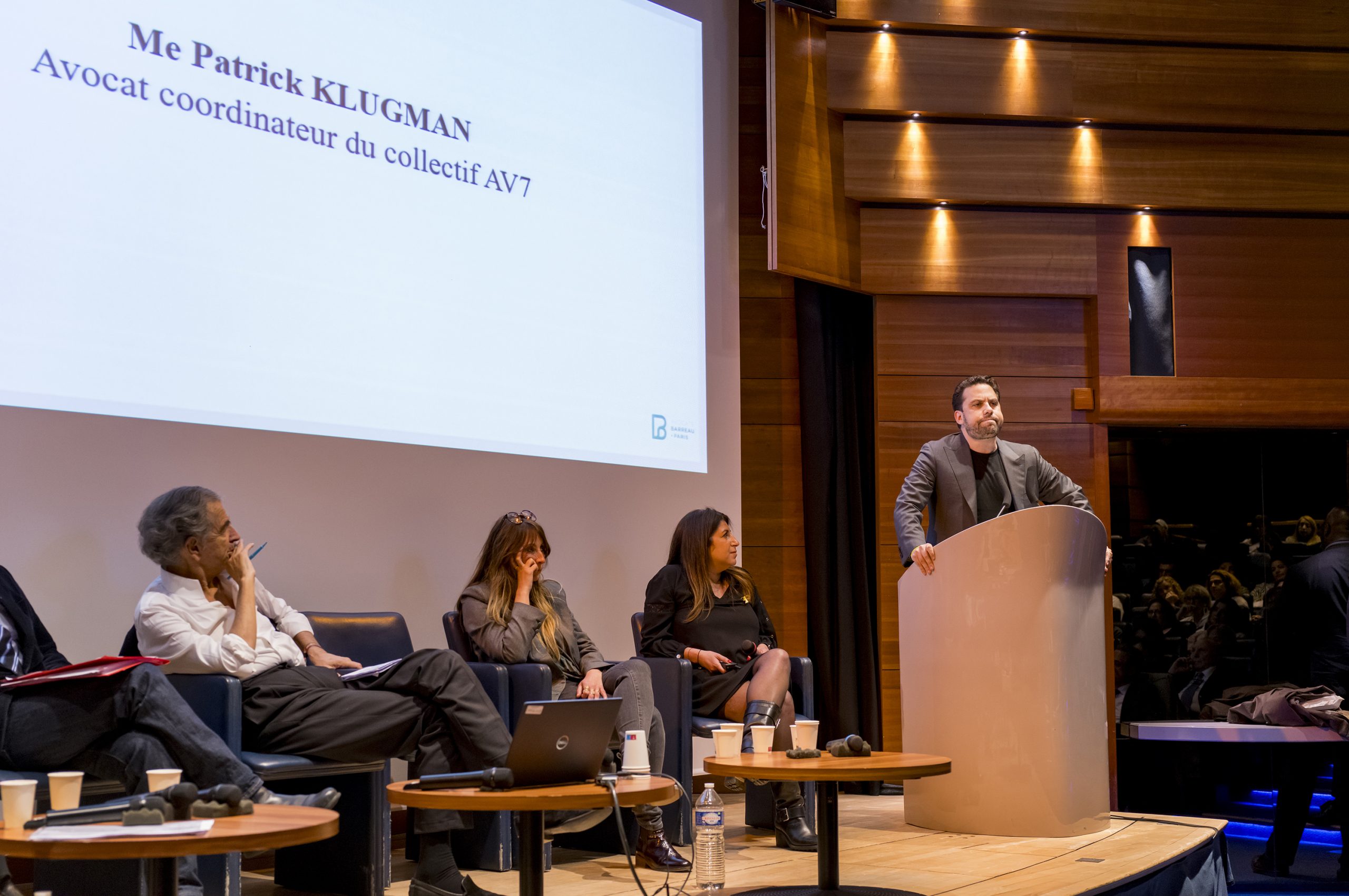 Intervention de Me Patrick Klugman ; sur la scène à ses côtés : BHL, Julie Daniel, Me Vanessa Sebban-Boboth.