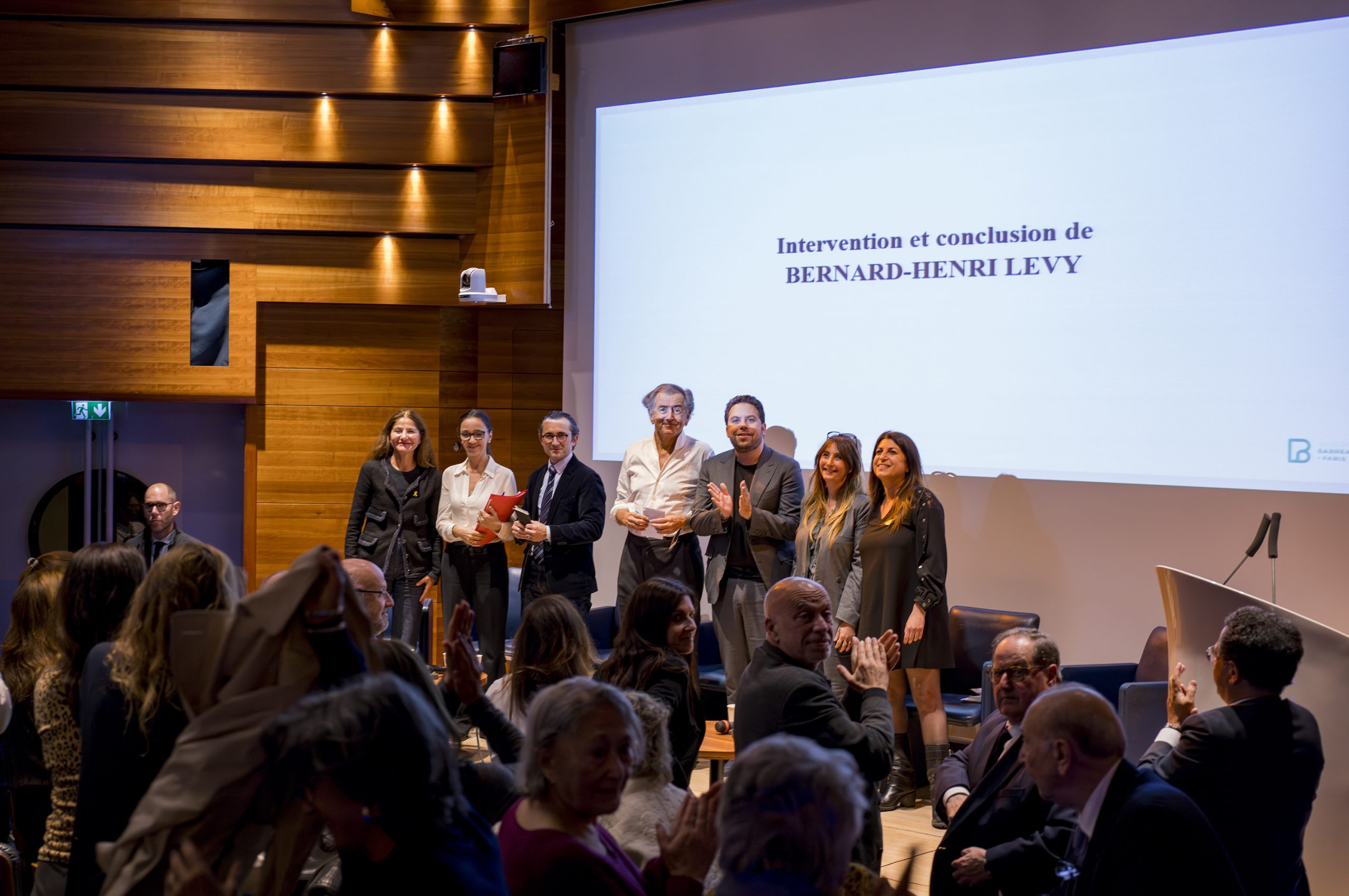 Sur la scène de l'auditorium de la Maison du Barreau, avec les membres de la Commission ouverte Paris Israël du Barreau de Paris, BHL est entouré par des avocats dont Patrick Klugman.