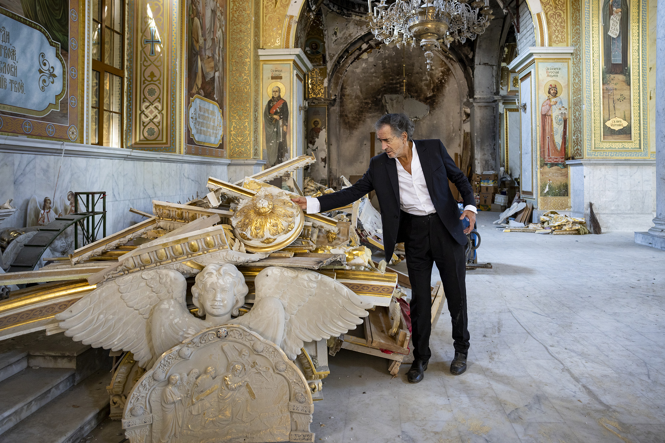 Bernard-Henri Lévy à Odessa, dans la cathédrale de la Transfiguration, au milieu des débris après un bombardement russe.