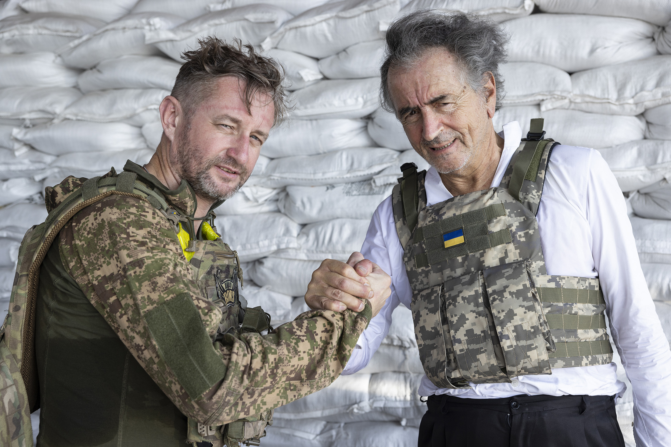 BHL et le poète et écrivain ukrainien Serguei Zhadan, ils se serrent la main.