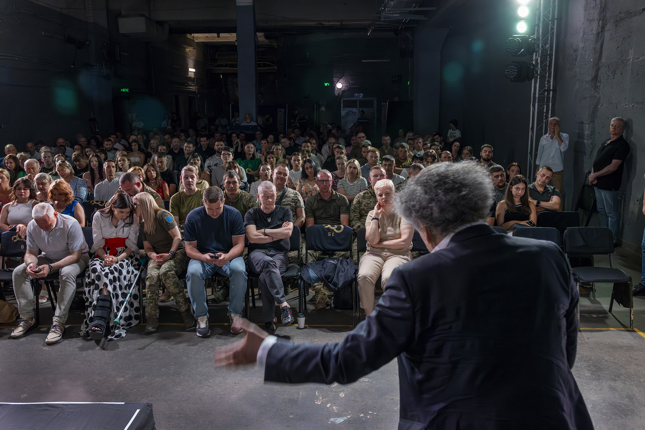 Dans les sous-sols de l'Opéra de Kharkiv, BHL présente son film « L'Ukraine au coeur », il est de dos, on voit les spectateurs assis, la salle est comble