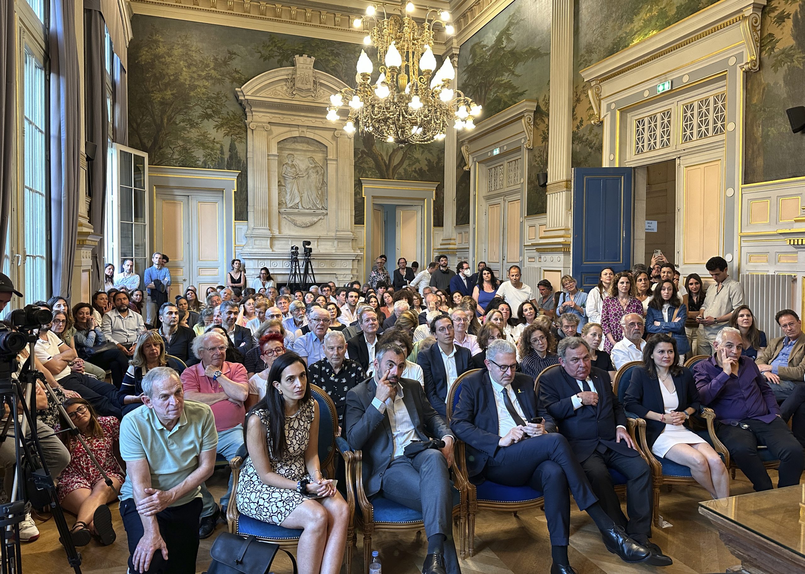 une salle comble de la mairie du 16eme