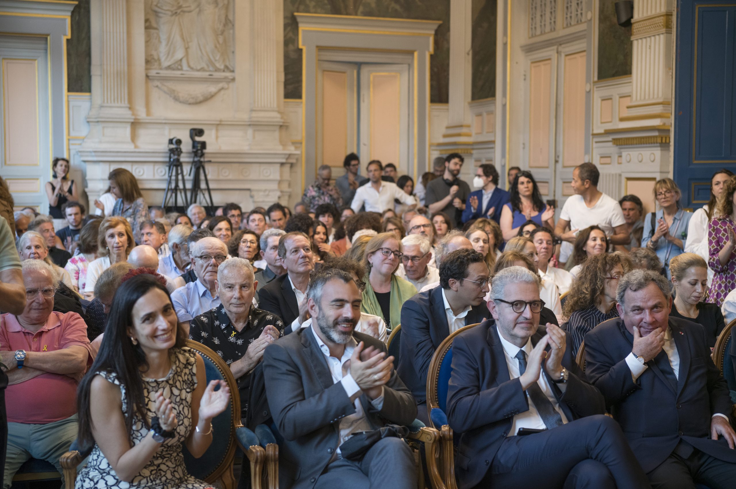 une salle comble de la mairie du 16eme