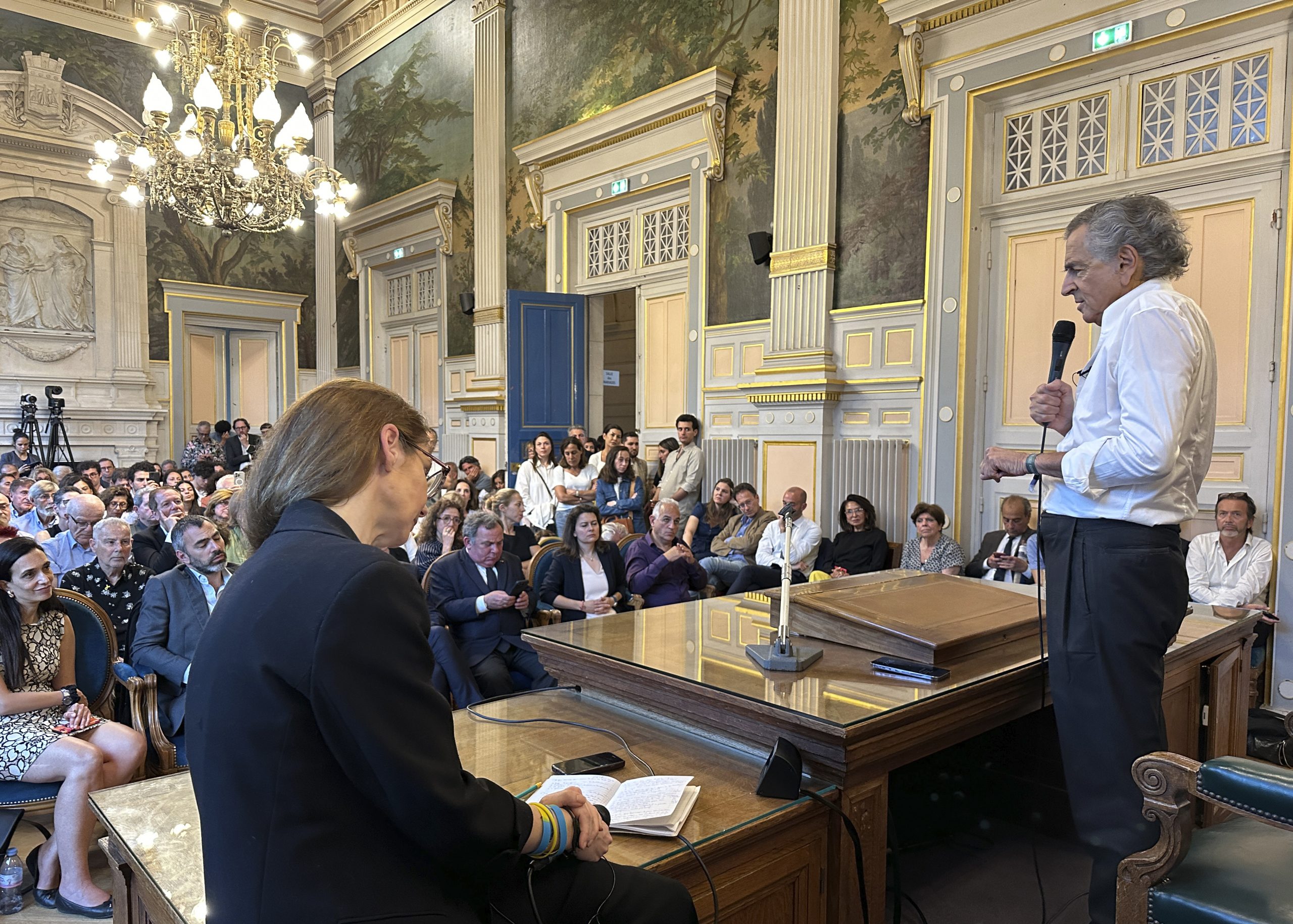 Bernard-Henri Lévy et Aline Le-Bail Kremer à la mairie du 16 arrondissement