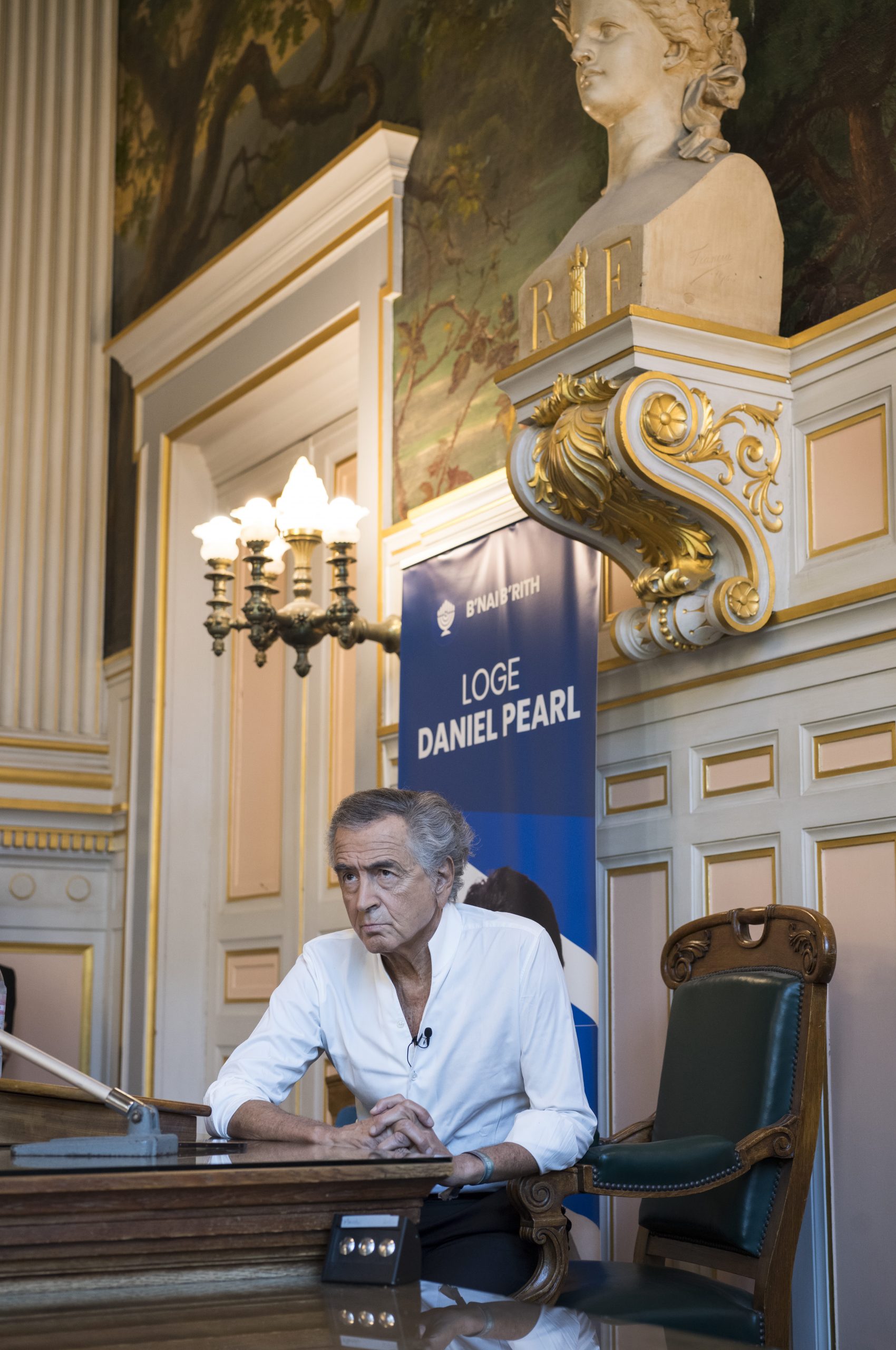 BHL donne une conférence devant une salle comble de la mairie du 16eme arrondissement de Paris