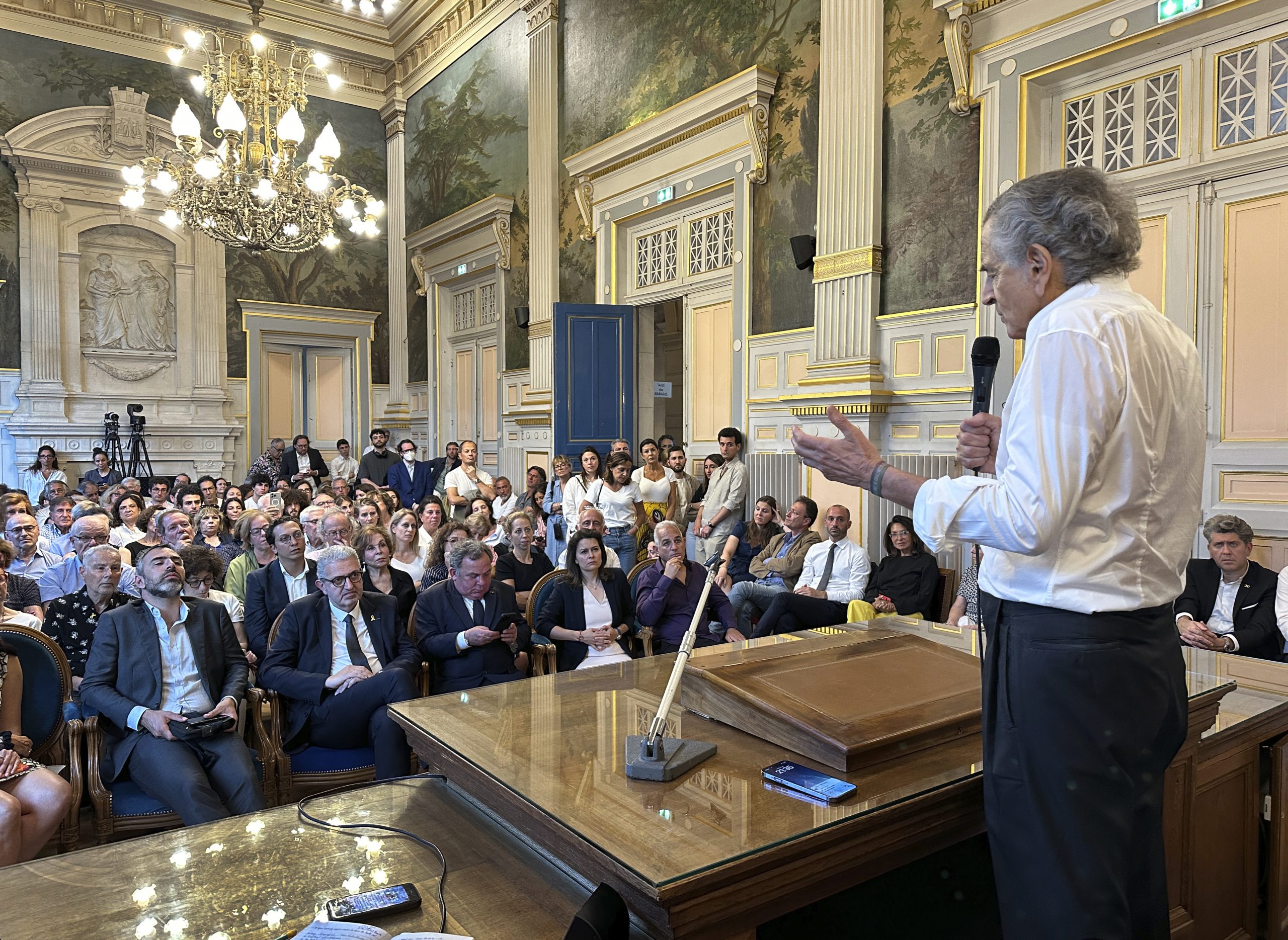 Bernard-Henri Lévy invité de la loge Daniel Pearl, donne une conférence à la mairie du 16 arrondissement.