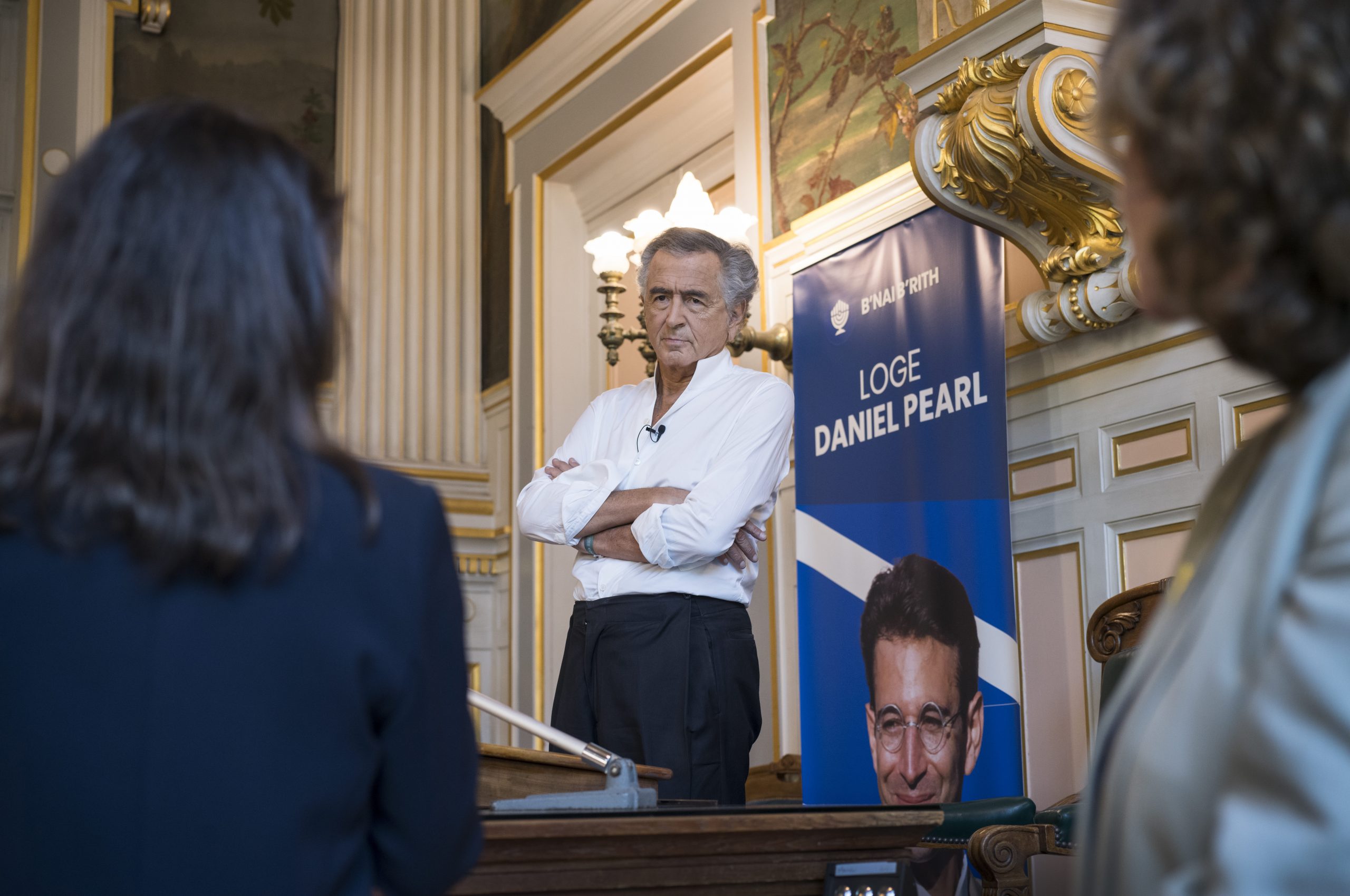 BHL parle dans un micro il donne une conférence devant une salle comble de la mairie du 16eme arrondissement de Paris