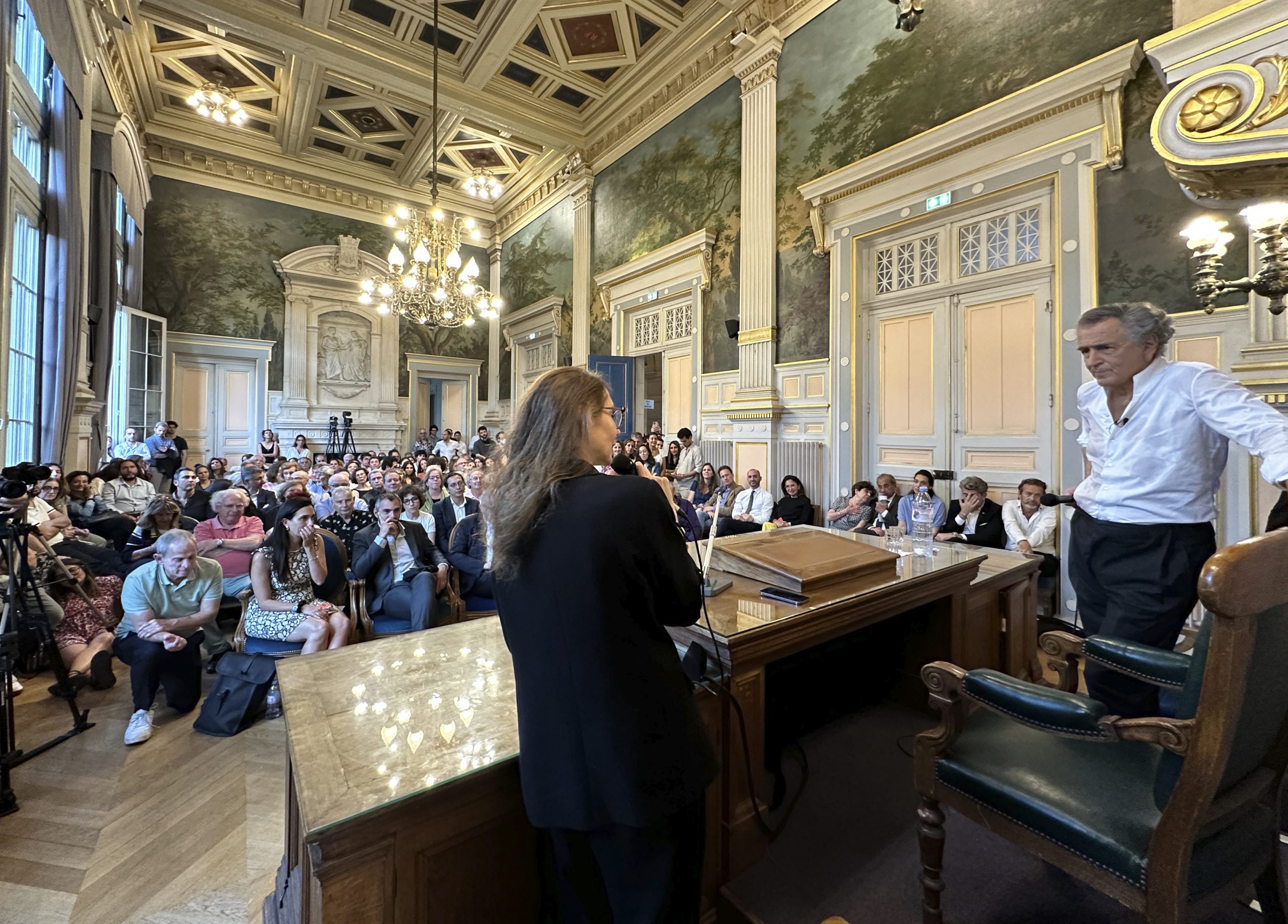 Bernard-Henri Lévy et Aline Le-Bail Kremer à la mairie du 16 arrondissement