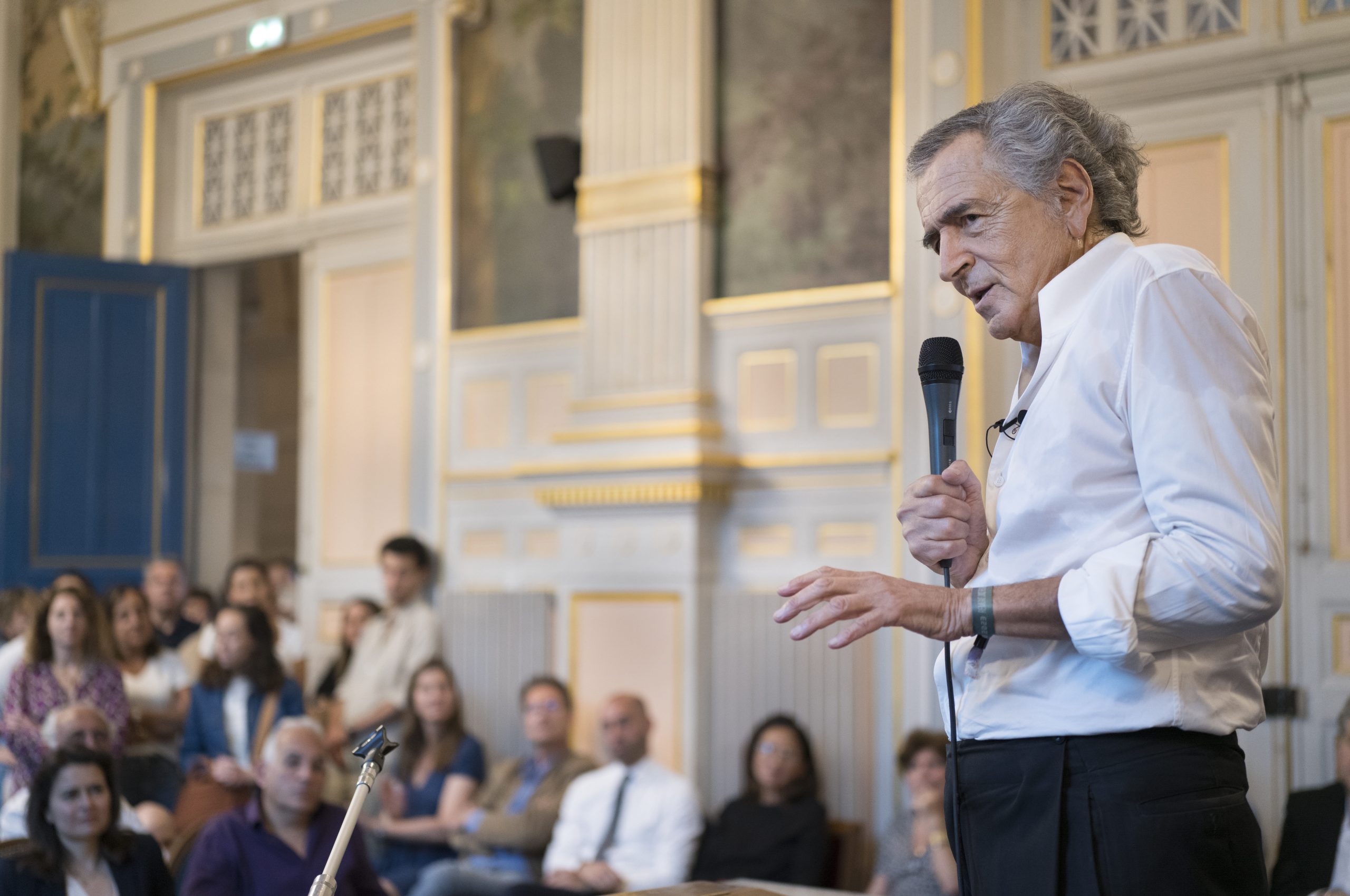 BHL parle dans un micro il donne une conférence devant une salle comble de la mairie du 16eme arrondissement de Paris