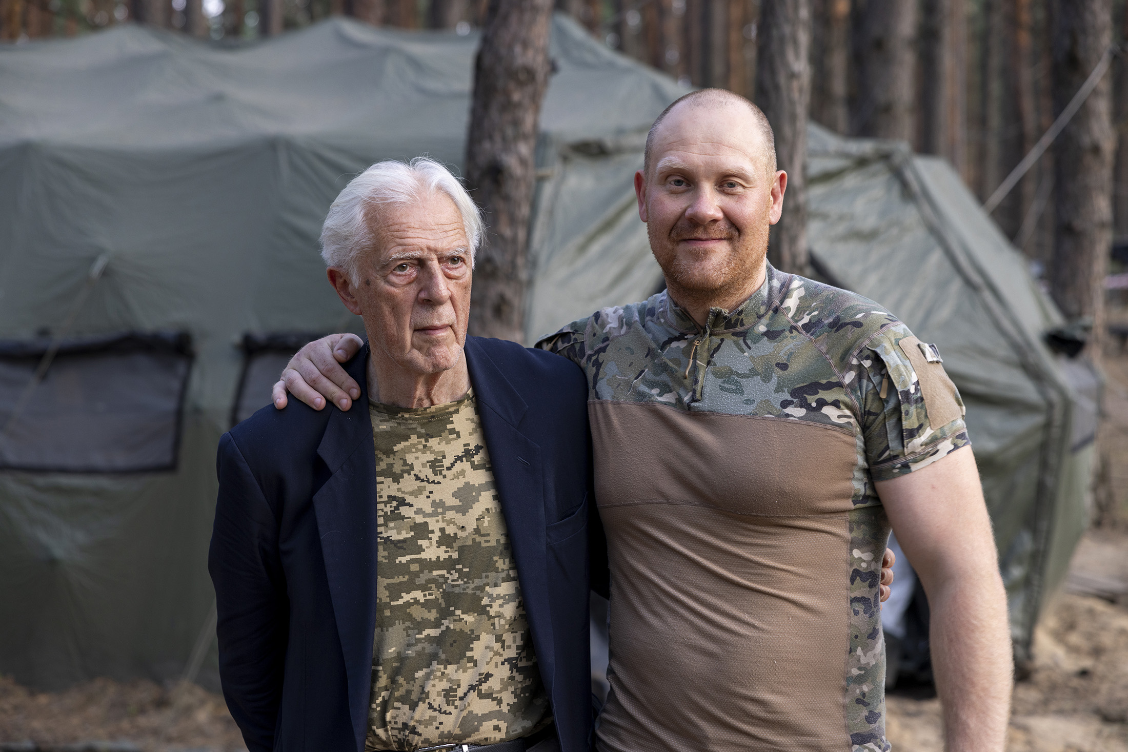 Gilles Hertzog pose avec un soldat ukrainien.