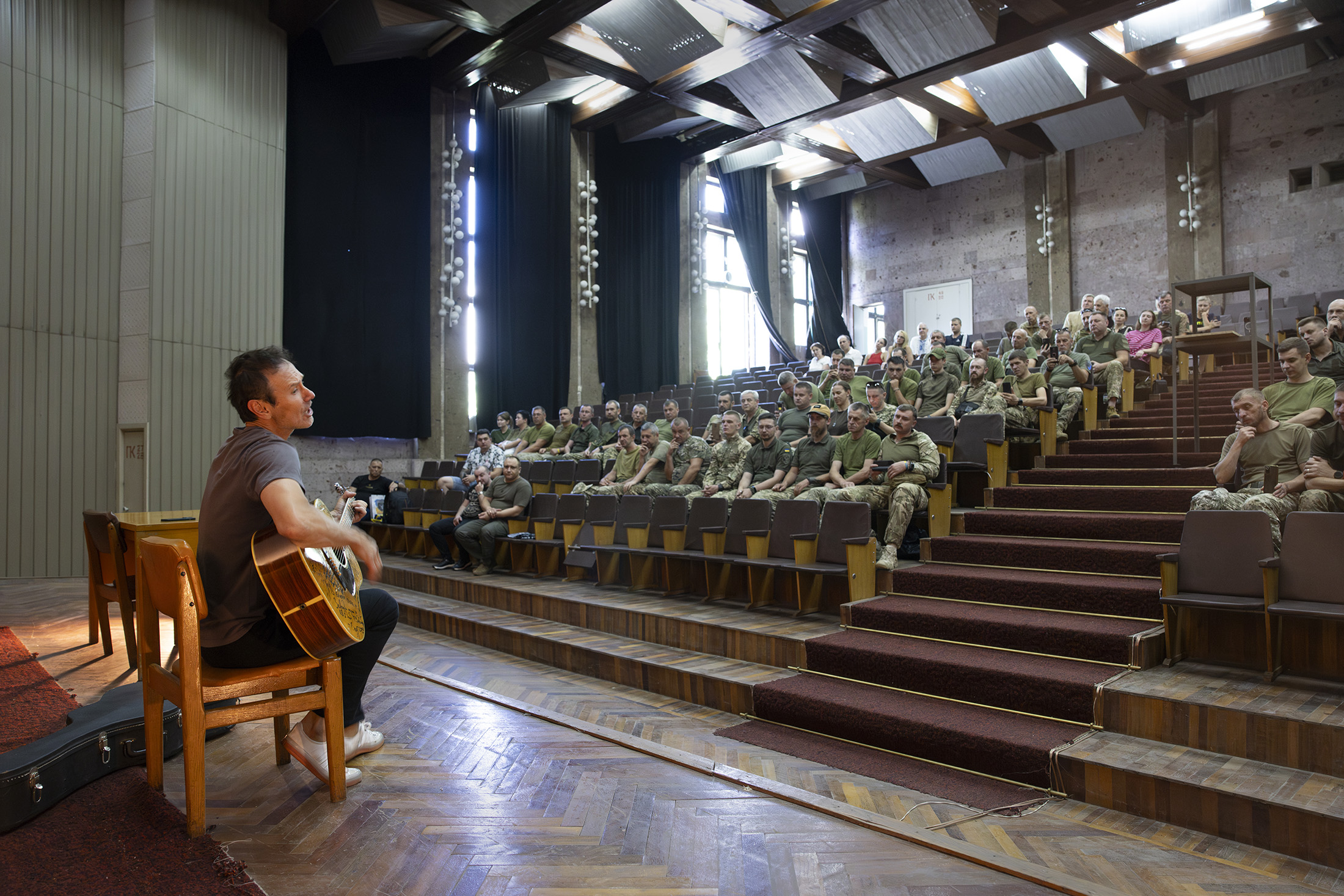 Slava Vakarchuk chante dans une salle devant des soldats de la 42e brigade mécanisée, près de Kharkiv.