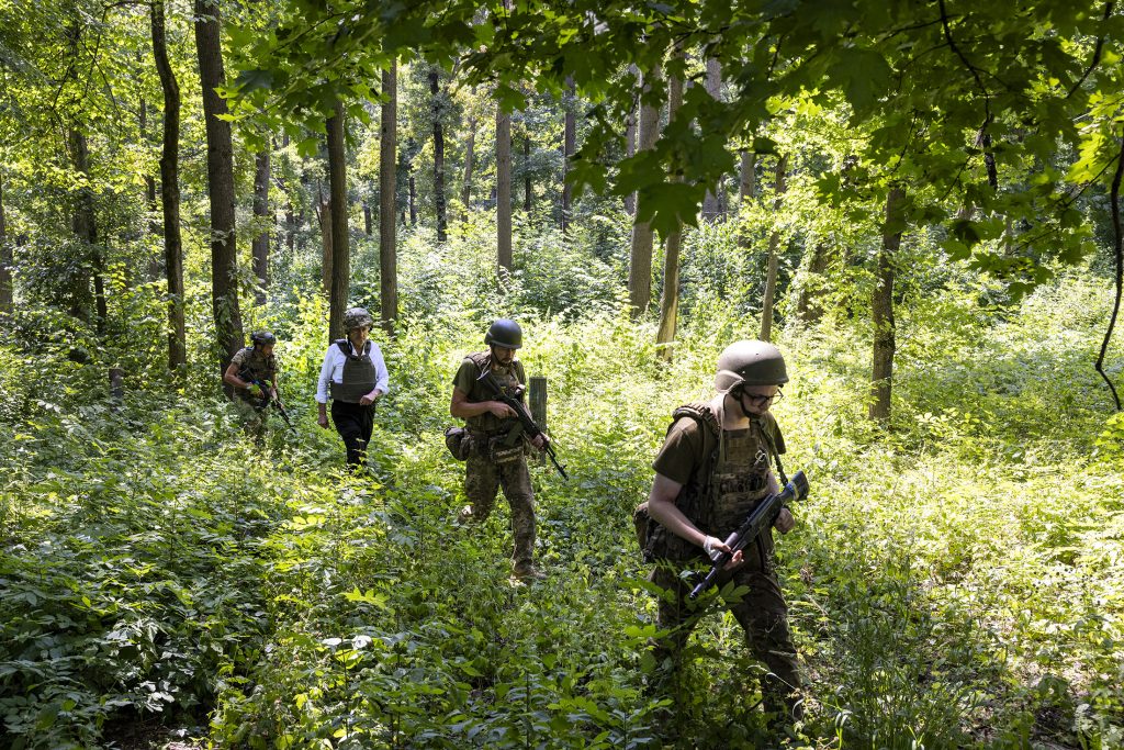 BHL avec la 92e brigade vers une position d’artillerie. Dans une forêt au nord de Kharkiv