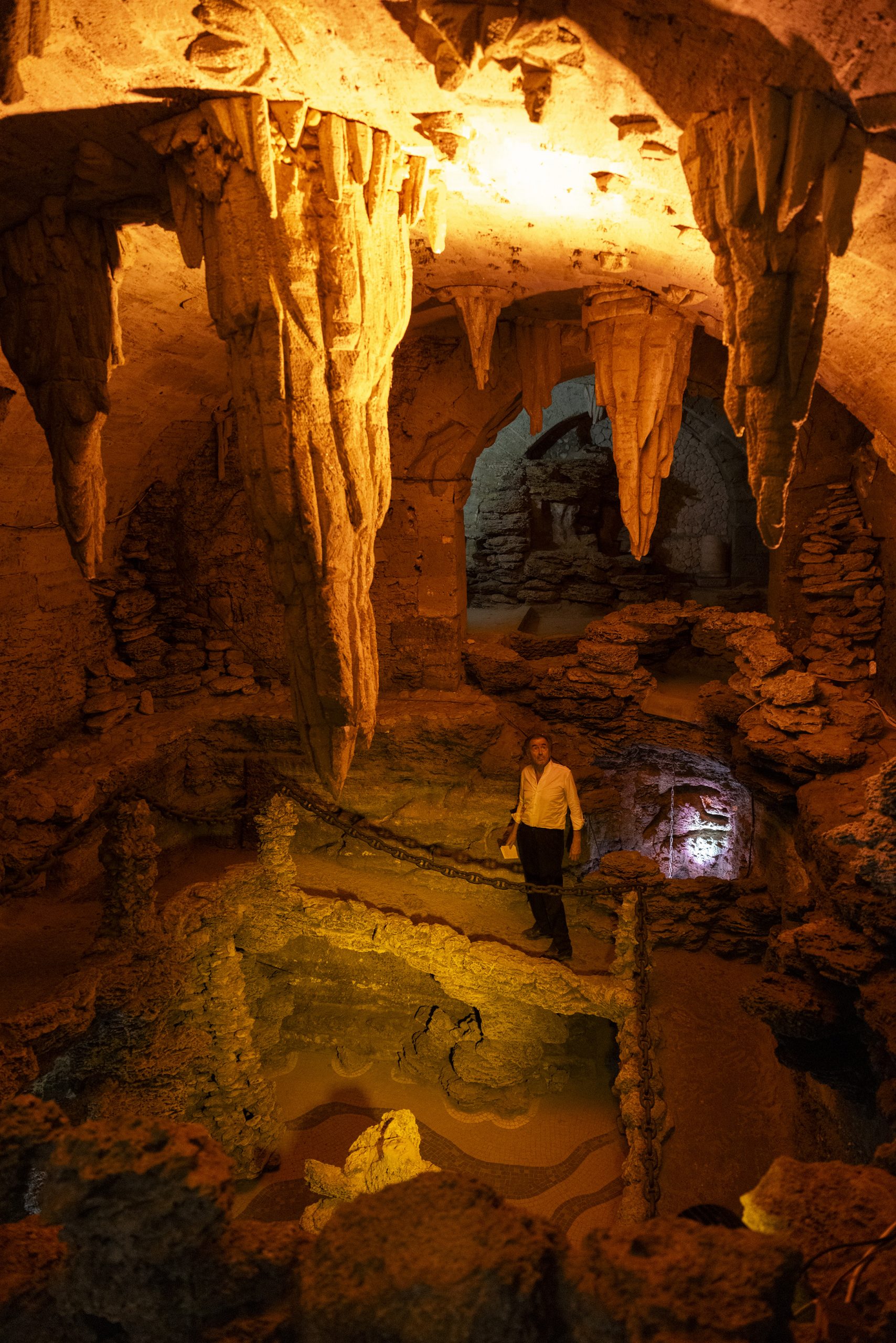 BHL dans les catacombes d'Odessa.