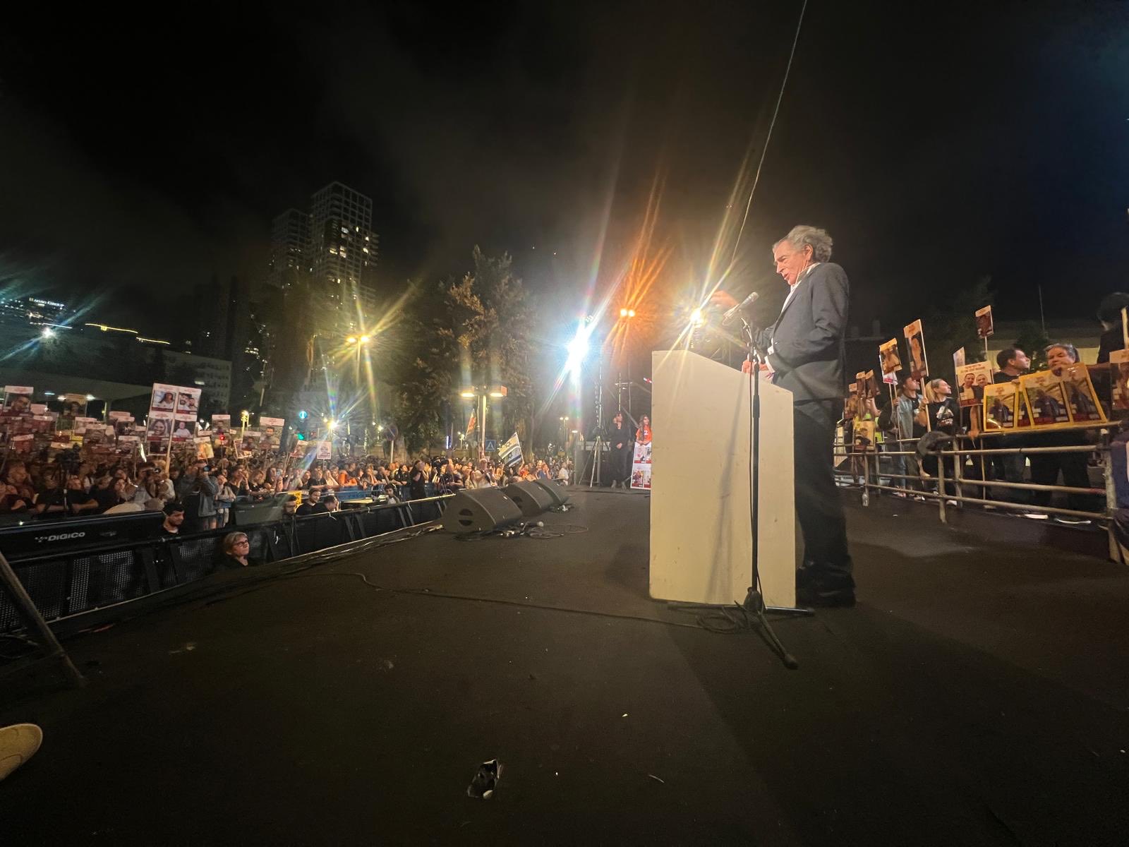 Bernard-Henri Lévy fait un discours sur la Place des Otages à Tel-Aviv, en Israël, le 11 mai 2024.